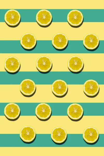 Flat Diagonal Row Lemon Lime Slices Pattern Striped Background — Stock Photo, Image