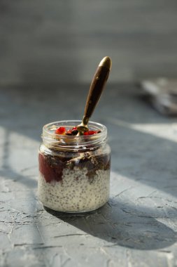 Faydalı chia tohumları, tatlı meyveler ve böğürtlenler için besleyici vegan besin. Çikolata taneli, ayçiçeği tohumlu ve muzlu sağlıklı sporcu kahvaltısı.