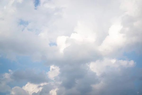 Céu Azul Claro Com Nuvens Brancas Cúmulos Verão Previsão Tempo — Fotografia de Stock