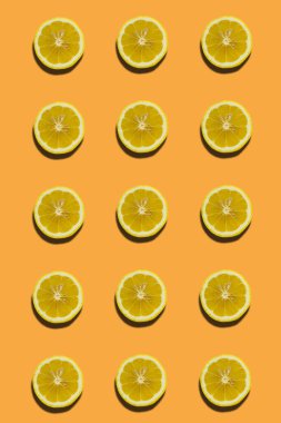 Yaz şablonunda gölgeli limon dilimleri Renkli arka planda eşit olarak dikey.