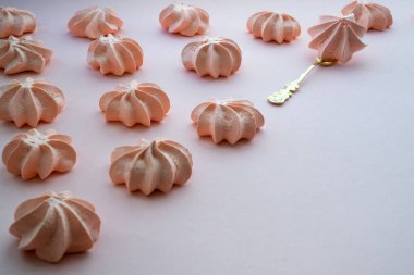 Fotokopi odasıyla pembe narin bir zemin üzerinde taze ve havadar bir tatlı.