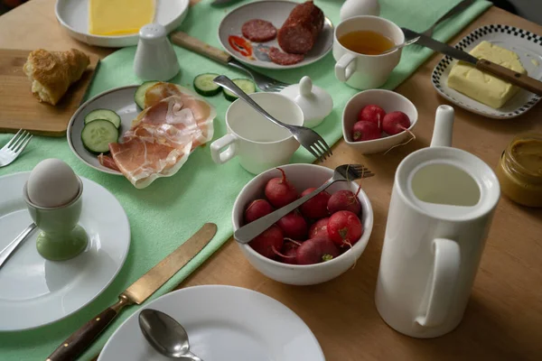 Verduras Frescas Carne Para Desayuno Equilibrado Petirrojo Con Amigos Casa — Foto de Stock