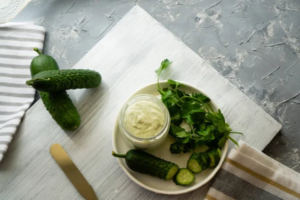 Evde nemlendirici yüz maskesi yapmak için maydanozlu ve salatalıklı vitamin bahar otları ya da öğle yemeğinden önce hafif bir atıştırma için tost kremi..