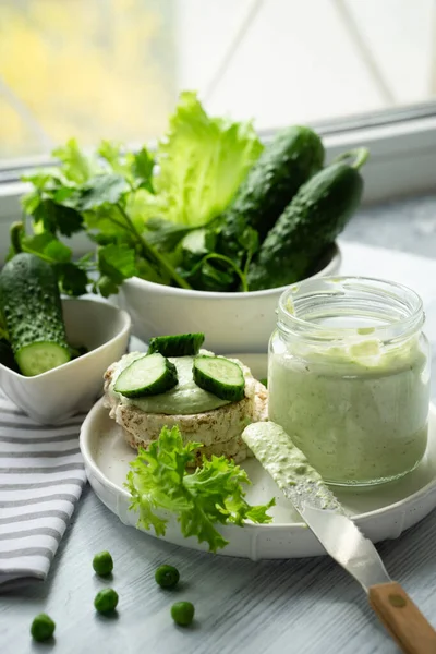 Yeşillik yoğurt ve salatalıklı tost için vitamin bahar atıştırmalığı.