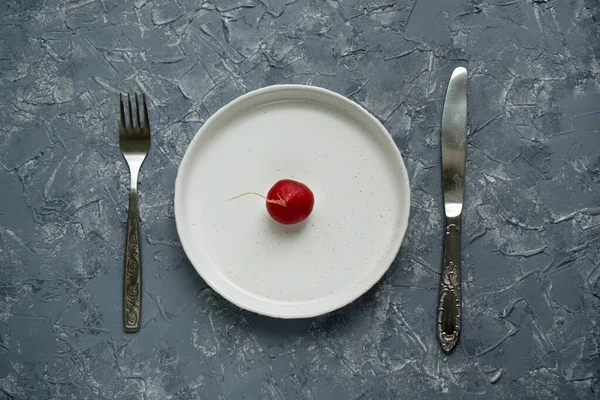 One Ripe Radish White Plate Gray Surface Fork Knife Center — Stock Photo, Image