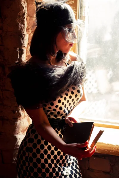 Гламурна Жінка Чорному Капелюсі Вуаллю Читає Відкриту Книгу Біля Вікна — стокове фото