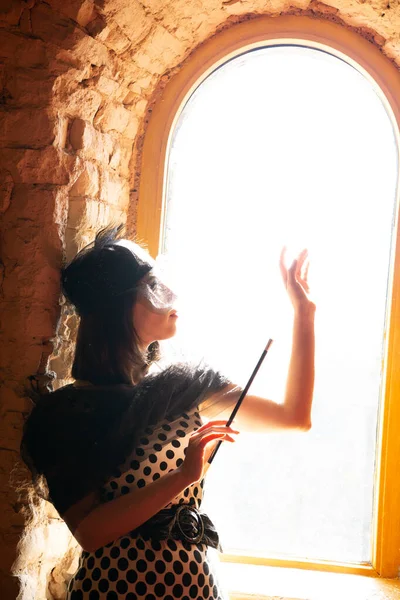 Портрет Жінки Капелюсі Вуаллю Біля Вікна Стиль Двадцятих Років Минулого — стокове фото