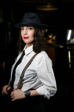 Pahalı restoranda gangster partisi. Kırmızı rujlu şapkalı çekici kadın gülümsüyor..