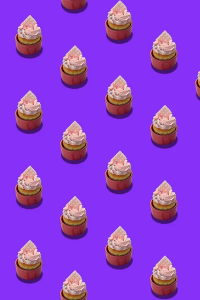 在紫色表面涂上奶油奶油的蛋糕 菜单设计 咖啡店装饰 送货箱 T恤衫 纺织品图案 — 图库照片