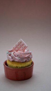 Doğum günü ya da tereyağlı düğün tatlısı. Bayram dilekleri için karta pembe pasta..