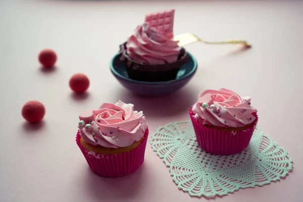 Romantisches Cupcake Frühstück Süße Kuchen Mit Rosa Buttercreme Auf Einer — Stockfoto