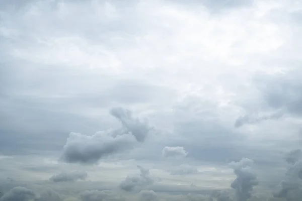 Хмарне Холодне Сіре Небо Дощовими Хмарами Внизу — стокове фото
