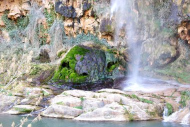 Art arda sıralı kayalarda