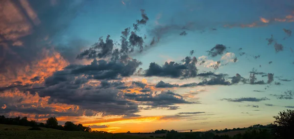 Solnedgång på mulen himmel — Stockfoto