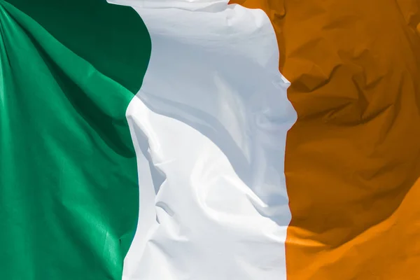 Voll gerahmte irische Flagge schwebend — Stockfoto