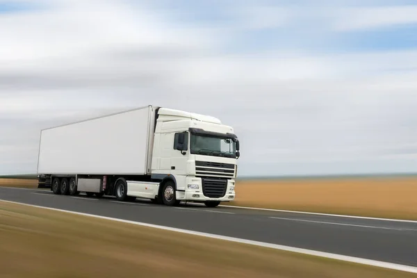 bir yol üzerinde beyaz ağır kamyon