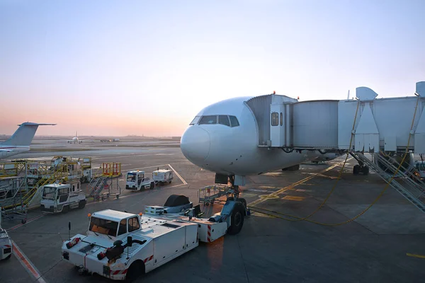 büyük jet uçağı Pushback için hazırlanıyor