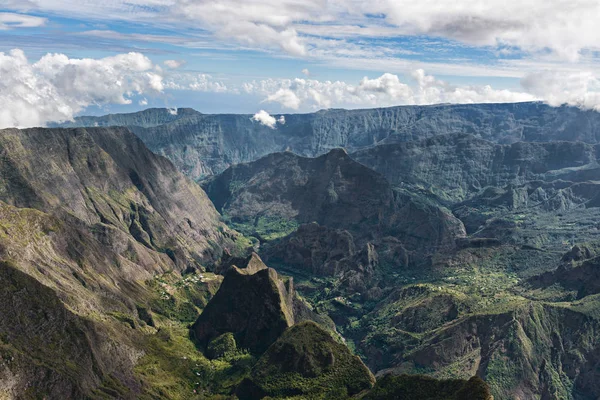 Strada che conduce al vulcano "piton de la fournaise" sull'isola della riunione — Foto Stock