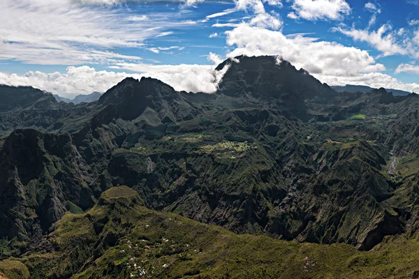 Camino que conduce al volcán "piton de la fournaise" en la isla de reunión —  Fotos de Stock