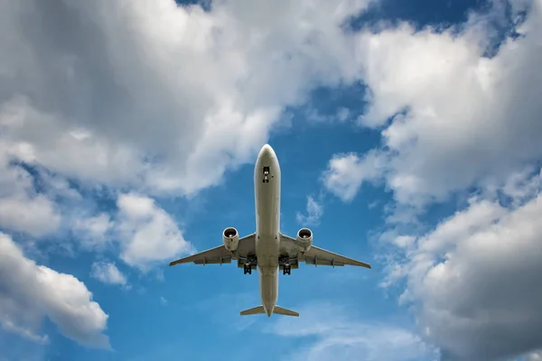 Avión jet grande en el cielo nublado azul — Foto de Stock