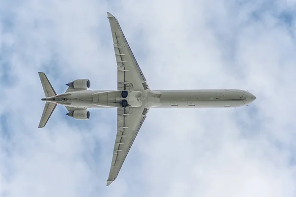 Bajo un gran avión a reacción —  Fotos de Stock