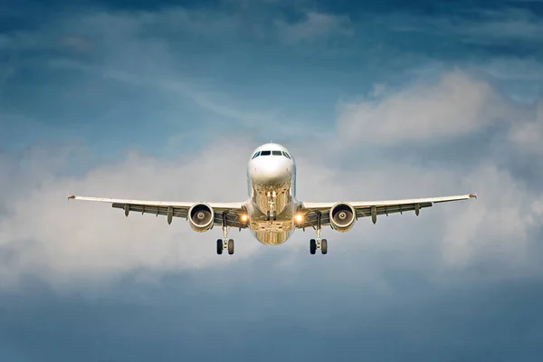 Vista frontal de un avión a reacción grande despegando — Foto de Stock