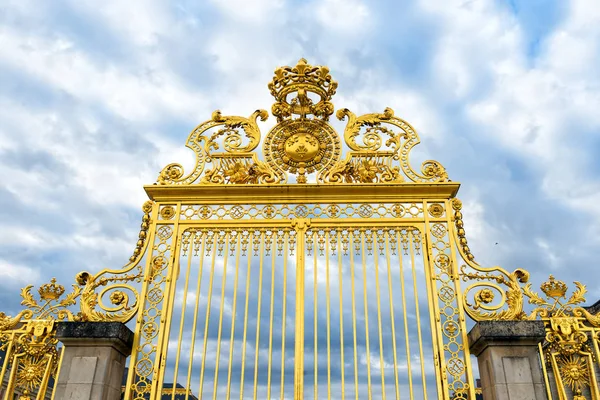 Palacio de Versalles entrada dorada, Francia — Foto de Stock