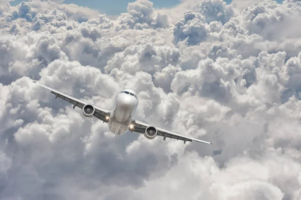 Большой реактивный самолет, летящий сквозь облака — стоковое фото