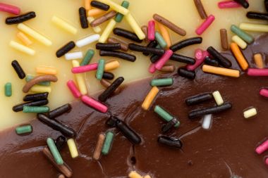 vanilya ve Çikolata kremalı tatlı orned çok renkli şekerler ile