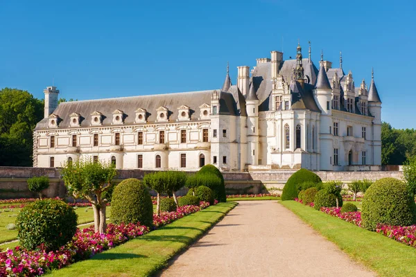 Chateau Chenonceau, inşa Cher Nehri, Loire Valley, Fransa, degrade mavi gökyüzü arka plan üzerinde.
