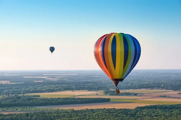 Vue Aérienne Montgolfières Multicolores Survolant Une Forêt Soirée — Photo