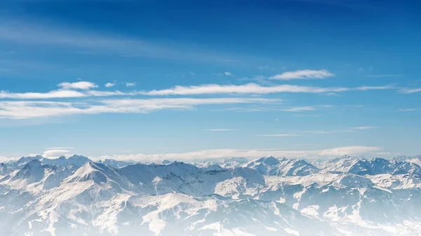 Alpi Montagne Paesaggio Blu Gradiente Cielo Nuvoloso Sfondo — Foto Stock