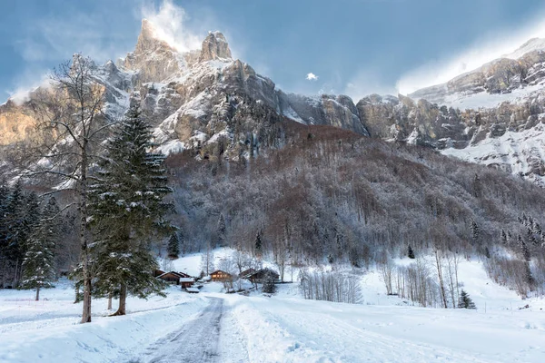Leading Chalets Village Mountain Winter Scene French Alps — Stock Photo, Image