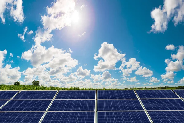 Painel Fotovoltaico Com Sol Brilhando Céu Nublado Azul País Fundo — Fotografia de Stock