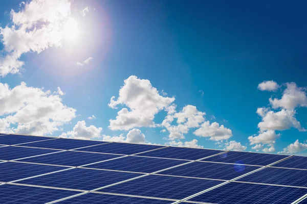 Painel Fotovoltaico Sol Brilhando Fundo Azul Céu Nublado — Fotografia de Stock