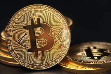 Kripto Döviz Alım bitcoin altın temsil siyah arka plan üzerine