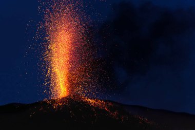 Aktif stromboli volkanı Eolian Adaları 'nın üç kraterinden birinde alacakaranlıkta patlayıcı patlaması.