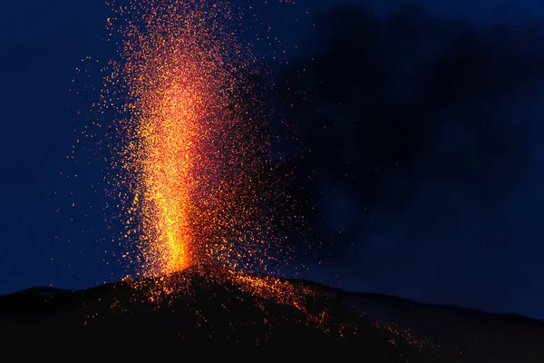 Wybuchowa Erupcja Zmierzchu Jednym Trzech Kraterów Czynnego Wulkanu Stromboli Wyspy — Zdjęcie stockowe