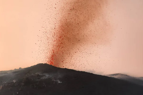 Erupção Explosiva Com Projeções Magma Fumaça Laranja Uma Das Três — Fotografia de Stock
