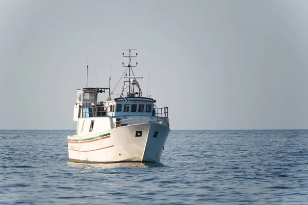 Italský Rybářský Člun Klidné Modré Moře — Stock fotografie