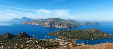 Vulcano ve Lipari aeolian adalarının panoramik manzarası, İtalya