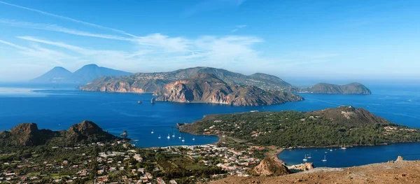 Vulcano ve Lipari aeolian adalarının panoramik manzarası, İtalya