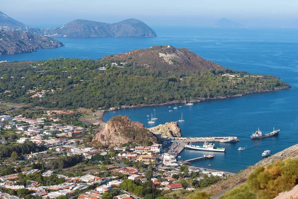 Porto Vulcano Isola Eolica Arrivo Turisti Barche Rifornimento — Foto Stock