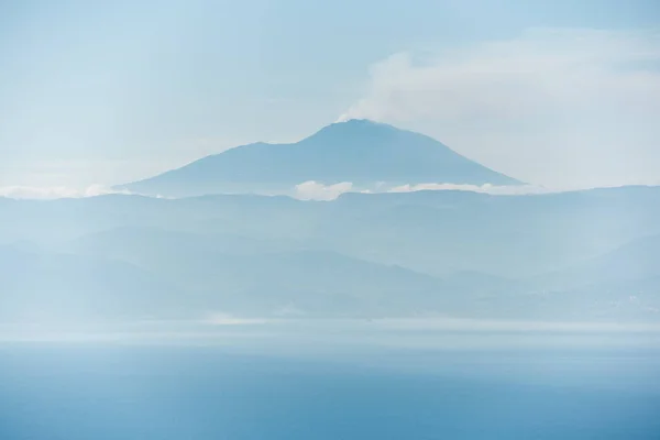 Etna Vulcano Attivo Silhouette Blu Attraverso Prospettiva Atmosferica — Foto Stock