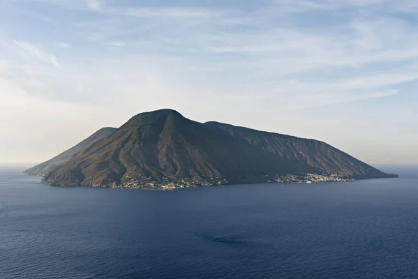 Hermosa Isla Eólica Salina Volcánica Mar Tranquilo Fondo Azul Cielo —  Fotos de Stock