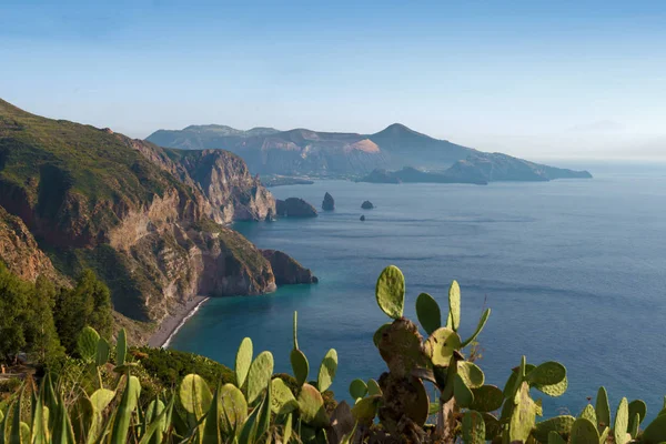Belvedere quattrochi, veduta sulle isole lipari e vulcano eolie — Foto Stock