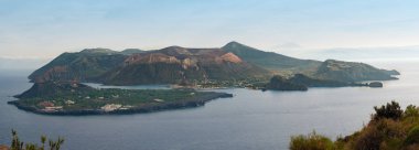 Sülfür volkanik aeolian adasının panoramik görüntüsü, İtalya