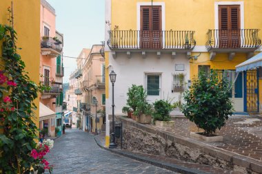 Lipari, Aeolian Adaları, İtalya 'da çok renkli güzel bir cadde..