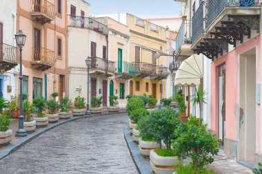 Lipari, Aeolian Adaları, İtalya 'da çok renkli güzel bir cadde..