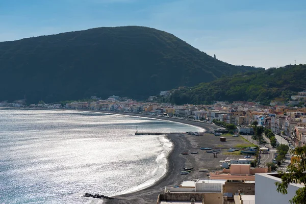 Die Stadt Canneto Und Sein Schwarzer Sandstrand Auf Der Liparischen — Stockfoto